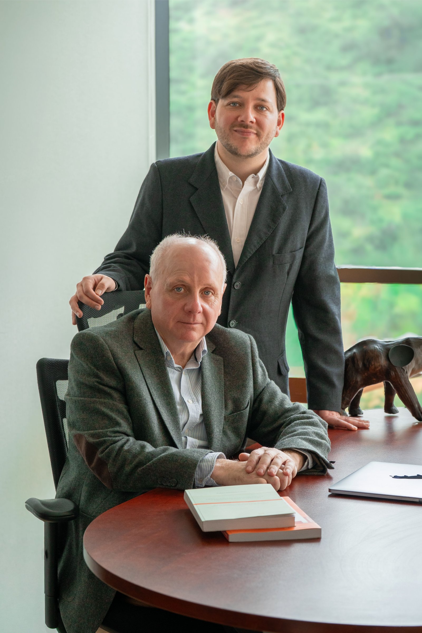 Rafael Martínez Cohen y Vicente Martínez Feito trabajando en la oficina del estudio